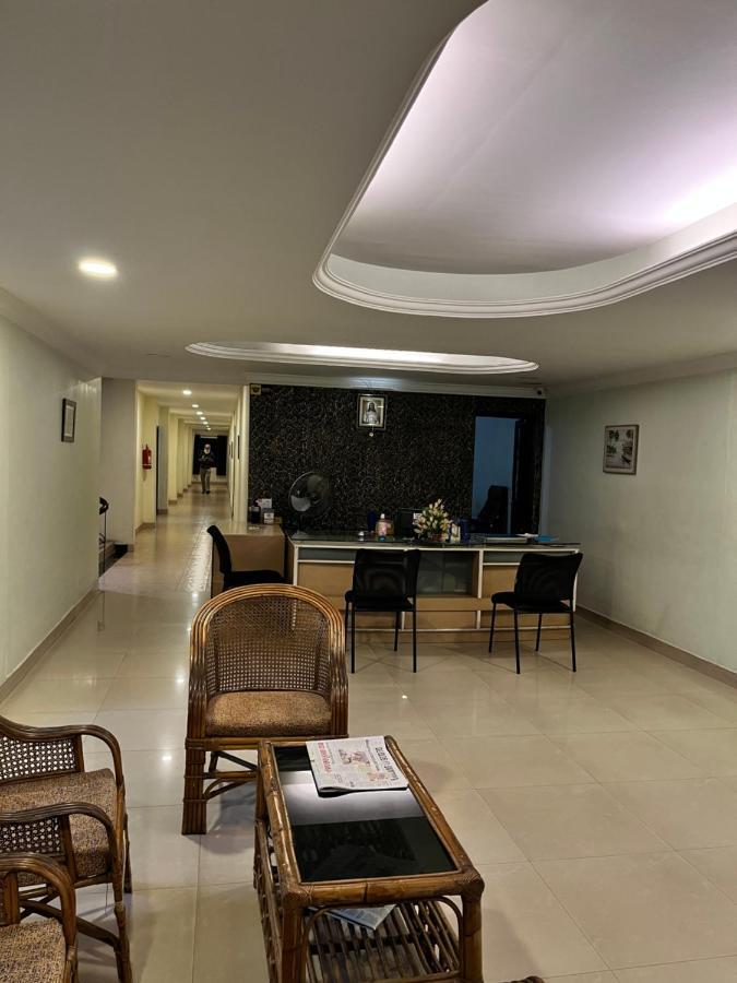 Madaparambil Residency Alwaye Exteriör bild
